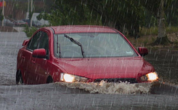 梅雨時に要注意！ トラックでも走れない冠水道路の危険と対処法