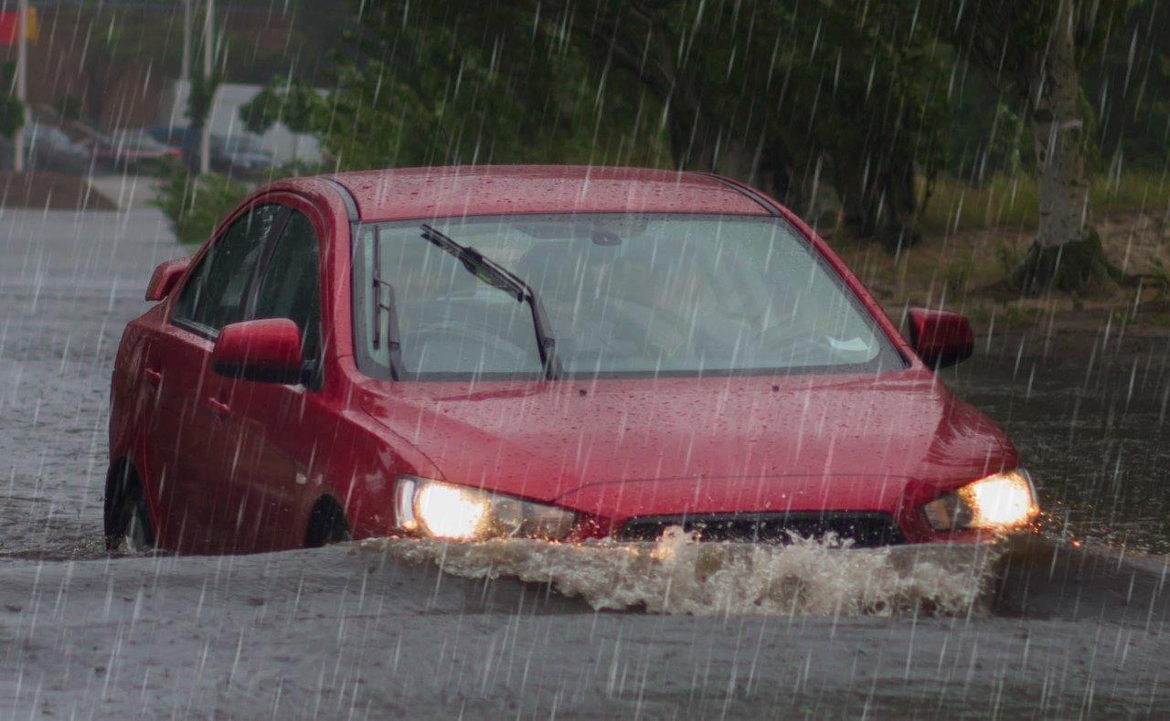 梅雨時に要注意 トラックでも走れない冠水道路の危険と対処法 自動車情報誌 ベストカー
