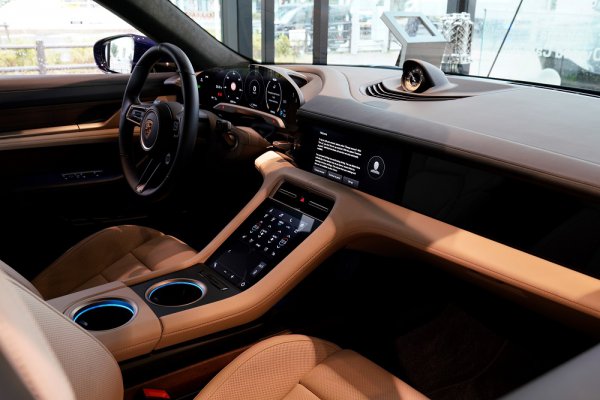 ポルシェ初のフルデジタル式としたドライバー正面のインストゥルメントクラスターのほか、ホーム画面からすべての機能に直接アクセスできるオペレーティングシステムも新たに採用。助手席正面には10.9インチのフロントパッセンジャーディスプレイをオプション設定