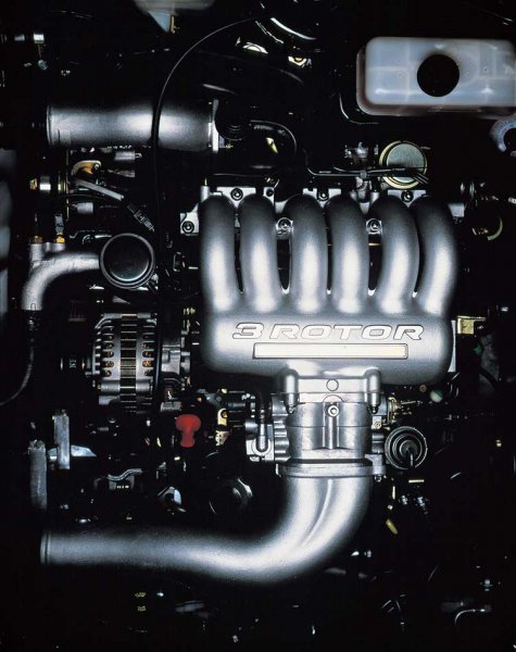 搭載エンジンは、2ローターの13B型ターボ（230ps／30.0kgm）と、量産車としては世界初となる3ローターの20B型ターボ（280ps／41.0kgm）