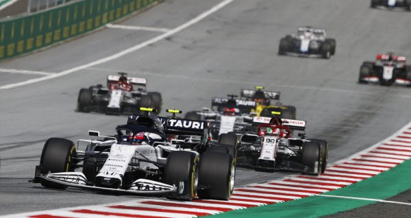 F1は当初の予定から約4カ月遅れの2020年7月5日（決勝）にオーストリアGPで開幕。しかし10月開催予定だった日本GPは早々と中止を発表