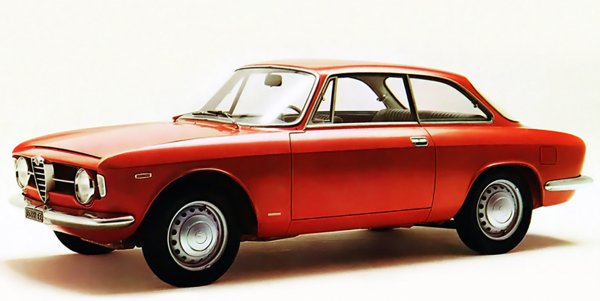 写真は1961年式の1300ジュニアで、特に段付きの人気は高い。しかし、アルファロメオの旧車はサビとトラブルの闘いとなるため覚悟が必要