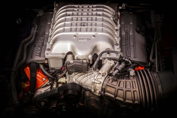スーパーカーSUVのランボルギーニウルスをも凌駕するスペックの6.2L、V8＋スーパーチャージャーのHEMIエンジンは710ps/868Nm
