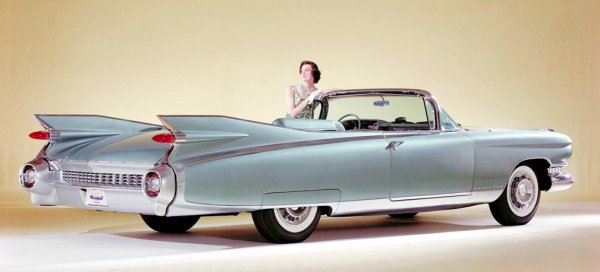 アメリカの自動車文化、富の象徴といえるキャデラック。写真は巨大なテールフィンを備えた1959年モデルのキャデラック・エルドラド・ビアリッツ