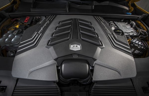 搭載されるエンジンは4L、V8ツインターボで最高出力650ps／850Nmを発生。0～100km／h加速は3.6秒、最高速度は305km／h