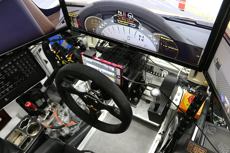 本物のロードスター用パーツを使用した究極のレーシングシミュレーター 自動車情報誌 ベストカー