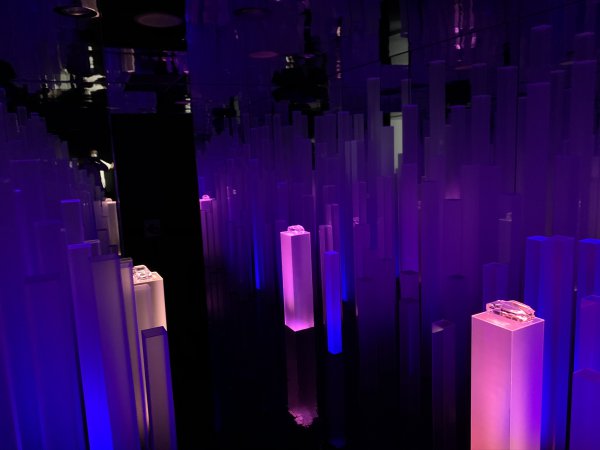 THE CITYのROOM2ではクリスタルの柱のアートを展示。手をかざすとかざしたテーマによって光が変化する