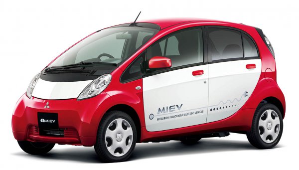 2010年4月から一般販売を開始したi-MiEV。軽自動車EVとして誕生したが、2018年4月以降は全長が85mm伸ばされたため小型車EVとなった