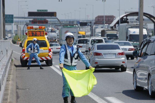 高速道路本線上の落下物を処理する交通管理隊（写真提供：NEXCO東日本）
