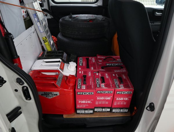 JAFのサービスカーの車内の例。ガス欠に備えた携行缶とともに新品のバッテリーも搭載されている