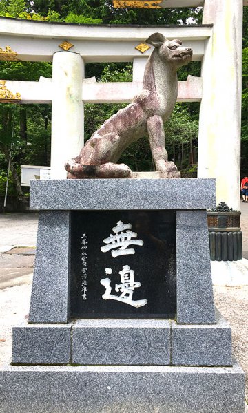 同じく左側の狼像。三峰神社では各所に狛犬の代わりに狼の像が鎮座している。