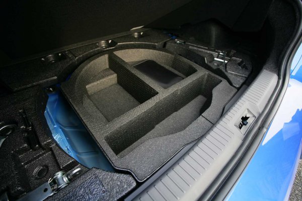 パンク修理キットは万能ではない スペアタイヤのメリットとデメリット 自動車情報誌 ベストカー