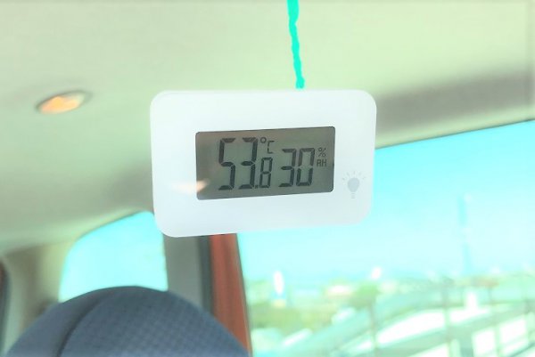駐車後1時間半で車内の気温は31℃から53.8℃まで上昇した