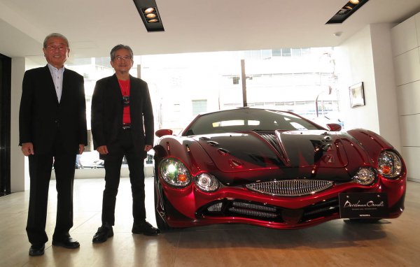 光岡自動車の創業者である光岡進氏（左）とデビルマン原作者の永井豪氏（右）。強力なコラボにより世界で1台のスペシャルオロチが誕生