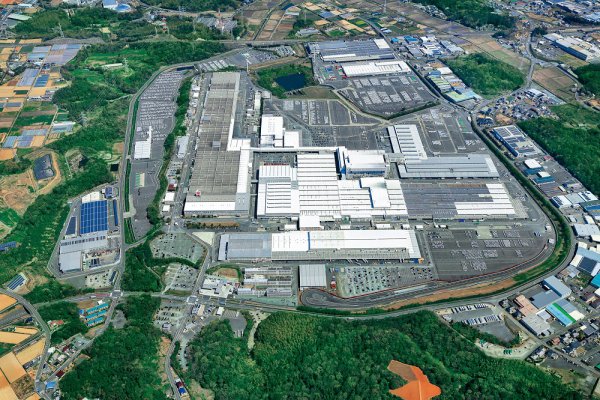 ジムニーの製造工場であり、スズキの主力工場でもある湖西工場（静岡県）。コロナ禍の影響を受けて、4月9日、10日、17日に操業を停止。4月20日～5月1日は通常操業。5月11～22日は一部操業停止。5月25日以降は1日2勤の通常操業