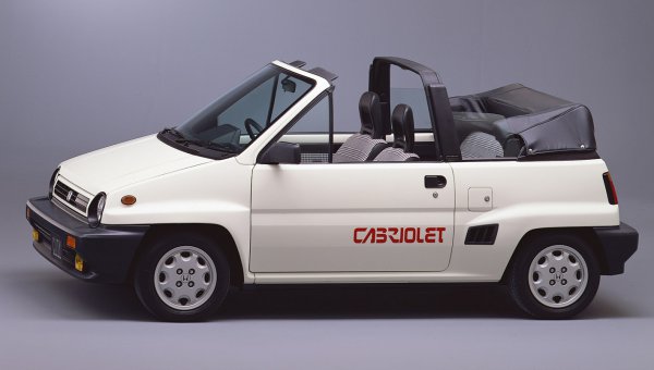 1984年にホンダはシティカブリオレを追加。ジープ、パジェロで幌車のノウハウを豊富に持つ東洋工機が生産を担当した