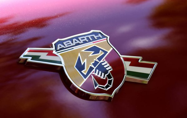 ロードスターのOEMであり共同開発車だが、イタリアの熱い血流が感じられるのはさすが。アバルト好きが多い日本、今後は中古でしか購入できないのは残念
