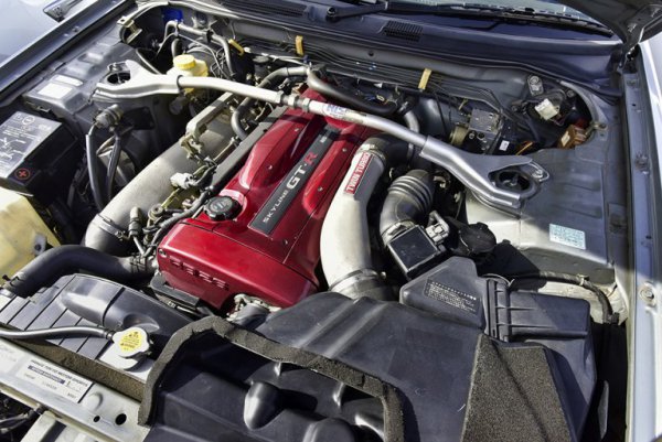 RB26DETT型DOHC直6ツインターボエンジンの最高出力は280ps、最大トルクは36.0kgm