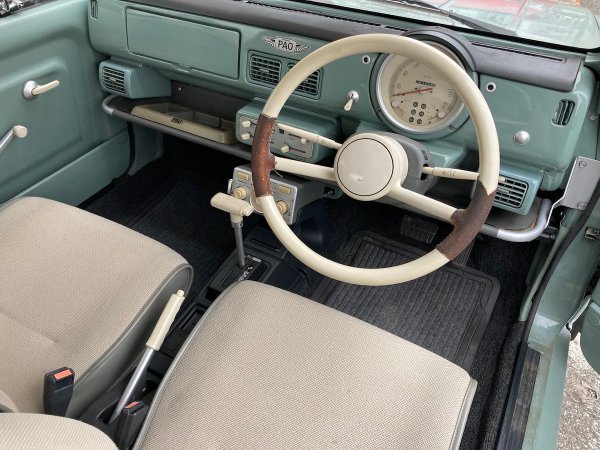 2本スポークのステアリングや鉄板剥き出しのダッシュボードなど1960年代のクルマの雰囲気を醸し出している。31年前の日本車なのに、ここまで程度のいい状態で残っているとは……