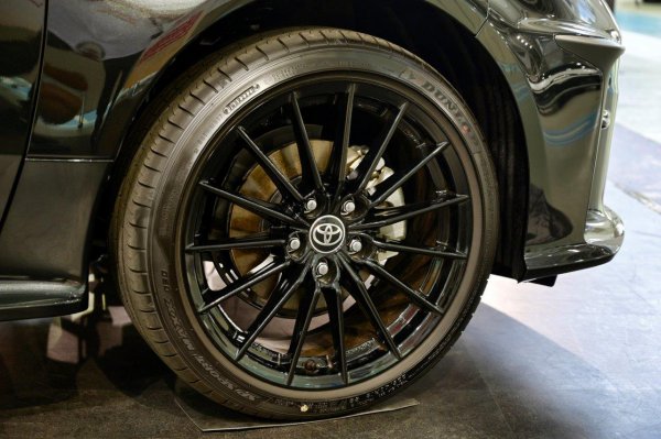 225／40R18タイヤにENKEI製8J×18インチ鋳造アルミホイールを組み合わせる。タイヤ銘柄はダンロップSPスポーツMAXX050