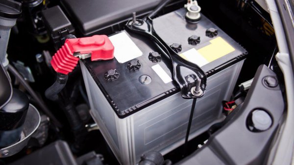 アイドリングストップがバッテリーの寿命を削る 夏のケアでバッテリーの寿命を伸ばそう 自動車情報誌 ベストカー