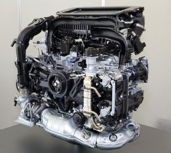 CB18型水平対向4気筒DOHC直噴ターボ”DIT”。 総排気量：1795cc 、ボア×ストローク：80.6×88.0mm、圧縮比：10.4 、最高出力：177ps／5200～5600rpm 、最大トルク：30.6kgm／1600～3600rpm。約15kg軽量化されたコンパクトな設計の新型エンジンだ