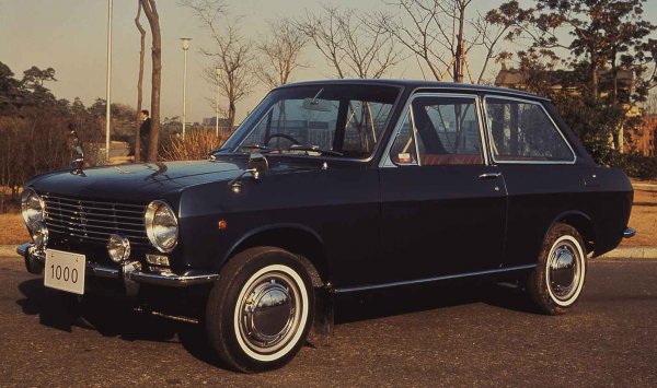 初代サニーは1966年4月に2ドアセダンから販売を開始。サニーの車名は一般公募によって決められた