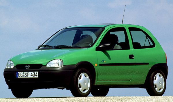 日本では1995～2004年まで販売されたコンパクトカーのコルサ。日本では商標の関係で、ヴィータという車名を名乗った。ドラマで使われて話題になった
