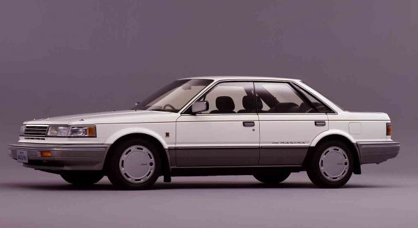 1984年にブルーバードのフロントを90mm伸ばして、V6エンジンを搭載したのがマキシマ。しかしブルーバードと変わり映えしなかったため目立たなかった
