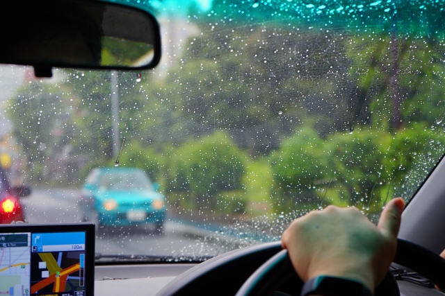 秋雨前線活動中 自信がある人ほど覚えておきたい雨の日の運転術 自動車情報誌 ベストカー