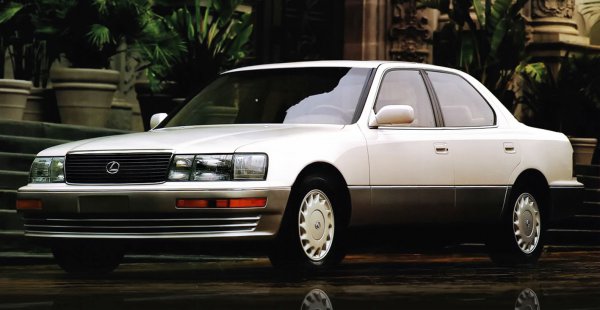 1989年にレクサス初の市販モデルである初代LSが登場。源流主義を謳い、徹底的にNVHを低減し、メルセデス、BMWを震撼とさせた