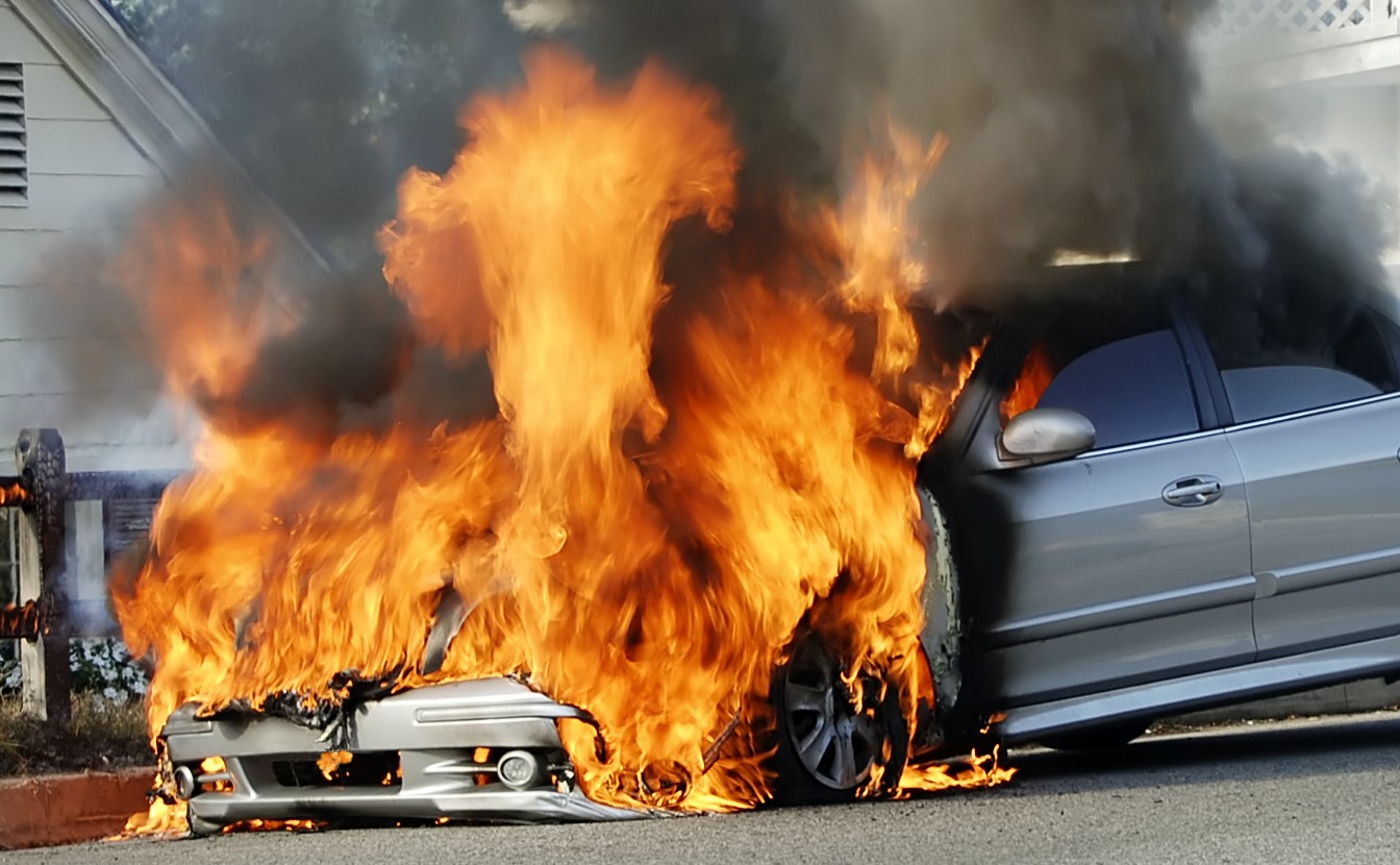 クルマは案外簡単に燃える いざという時に憶えておきたい車両火災の対応方法 自動車情報誌 ベストカー