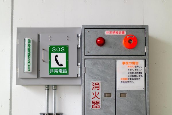 押しボタン式通報装置か非常電話で通報。消火栓の設置されているトンネルもあるので、消火栓を利用して可能な限り消火に努める。火が大きい場合は、速やかに避難する
