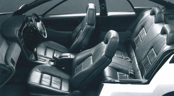 アルシオーネSVXのシート。グランドツーリングカーとして快適な室内空間を確保<br>