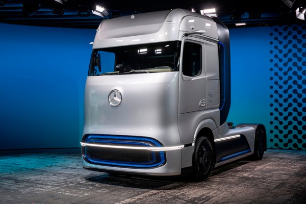 9月16日にドイツでお披露目されたメルセデス・ベンツ燃料電池トラックのコンセプトモデル「GenH2」