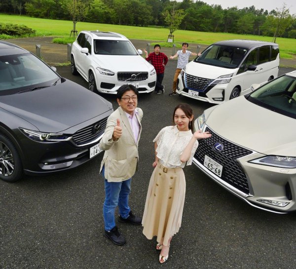自動車評論家の渡辺陽一郎氏（写真手前左）と、モデルの田中麻奈未さん（写真手前右）が4モデルをチェック!!