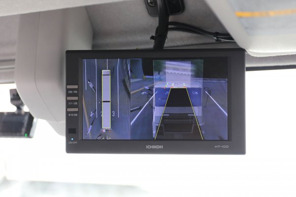 長さ25mのダブル連結トラックに対応するサラウンドビューモニターは現在開発中のもので、車体各所のカメラ画像を合成してキャビン内のモニターに表示する