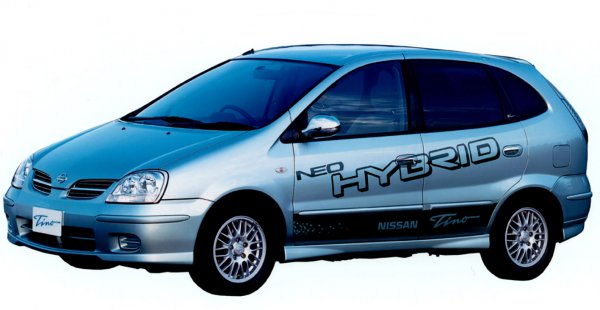 プリウスから遅れること約2年、2000年に日産初のハイブリッドカーとしてティーノがベースに選ばれたが、100台限定販売で終了