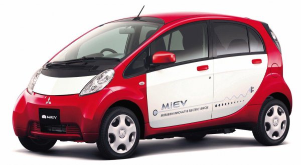 2009年に発売された電気自動車（EV）「i-MiEV（アイ・ミーブ）」。2010年12月に発売された日産「リーフ」よりも早く発売された市販EVのパイオニアだ