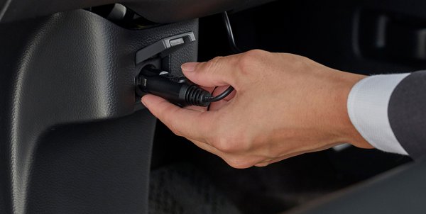 電源はシガーソケットからとれて手軽だ。内蔵された「車載証明システム」で車内使用を感知し、固定回線代わりに自宅で使うなどの行為を防止している