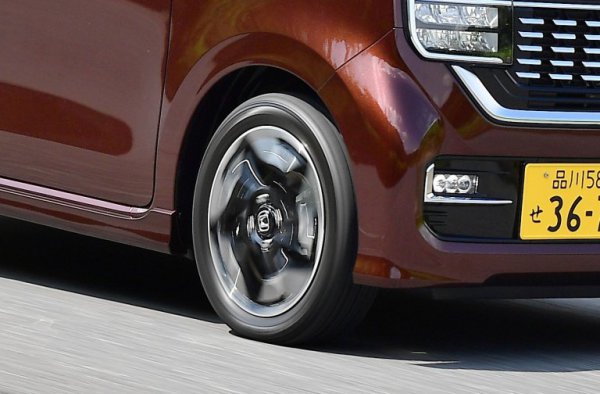 最新のクルマは純正装着で低燃費タイヤを装着している。路面に唯一触れている部品だけに、その重要性はメーカーも熟知している