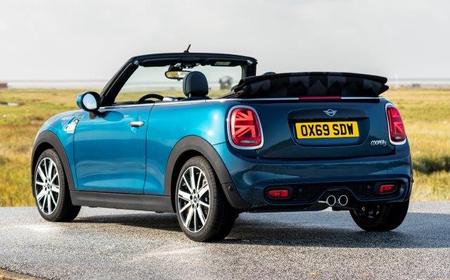 画像ギャラリー 10月30日に発表された限定車 Mini Convertible Sidewalk Editionをみる 自動車情報誌 ベストカー