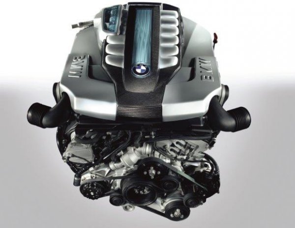 BMWは圧縮水素ではなく液化水素を使っていたため、燃料貯蔵に手間がかかっていた。水素エンジンは一筋縄ではいかない難物であった