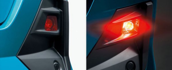 トヨタライズのリアフォグランプ。右が点灯時。Zは標準装備。Zを除くグレードは寒冷地仕様としてメーカーオプション（2万4200円）
