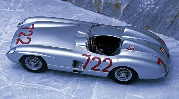 300SLRは1955年のスポーツカーレースに投入されたレーシングマシンで、722のゼッケン番号は特別な意味を持っている