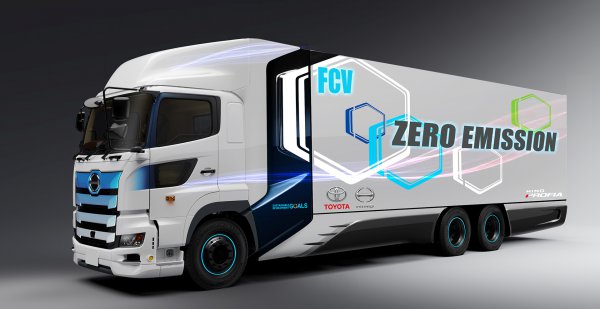 長距離を終日稼働で走行するトラックやバスの代替としてFCVはEVには賄えない役割が期待されている（写真＝トヨタと日野が共同開発する燃料電池大型トラック）