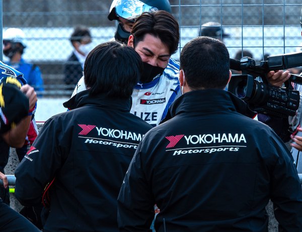 横浜タイヤのスタッフと歓喜の瞬間を分かち合う56号車の藤波選手