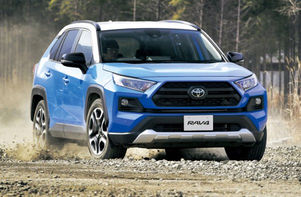 ベースとなっているトヨタ「RAV4」。サイドのほうにその名残があるが、前後マスクはオリジナルパーツへと置き換えられ、まったく別のクルマへと生まれ変わっている