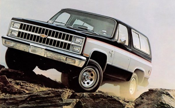 これぞアメリカンといった顔立ちのシボレー「K5 ブレイザー」（1979年）。デザインがクルマのタフさを物語っている