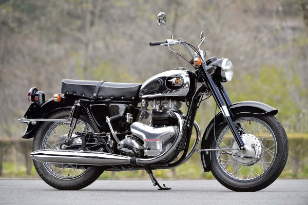 メグロK3の前身となるカワサキ500メグロK2（1965年）は、36PSで最高速は165km/h。同年のホンダCB450は43PSで180km/hと、メグロが得意とする大型バイクにおいても新興メーカーが猛追していた。